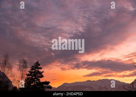 Vaduz, Liechtenstein, 14 décembre 2021 décor majestueux de nuages après le coucher du soleil sur les montagnes Banque D'Images