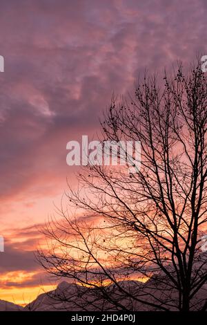 Vaduz, Liechtenstein, 14 décembre 2021 décor majestueux de nuages après le coucher du soleil sur les montagnes Banque D'Images