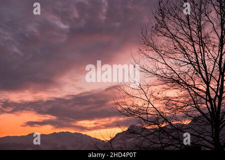 Vaduz, Liechtenstein, 14 décembre 2021 décor majestueux de nuages après le coucher du soleil sur les montagnes Banque D'Images