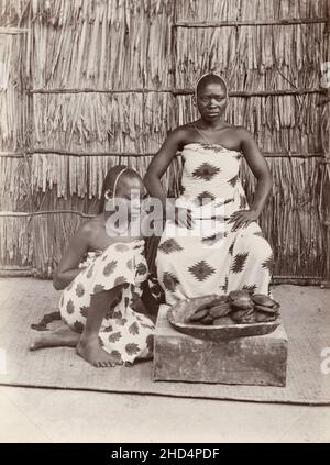 Photographie vintage de la fin du 19th siècle : deux femmes, vendeurs de gâteaux, Zanzibar, Afrique de l'est Banque D'Images