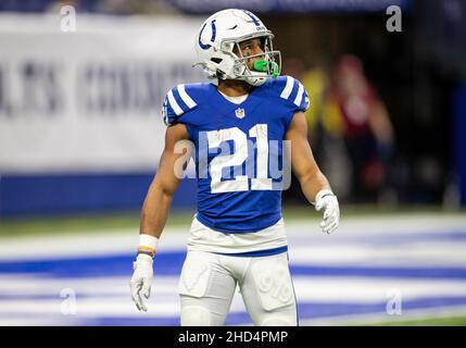 02 janvier 2022 : les Indianapolis Colts ont fait le retour de Nyheim Hines (21) lors du match de football de la NFL entre les Las Vegas Raiders et les Indianapolis Colts au stade Lucas Oil à Indianapolis, Indiana.John Mersiits/CSM. Banque D'Images