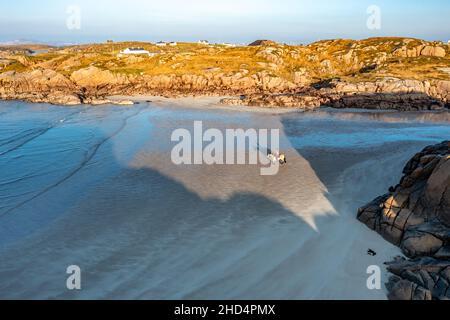 La magnifique baie de Cloughglass et la plage de Burtonport dans le comté de Donegal - Irlande. Banque D'Images