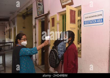 Kolkata, Inde.03rd janvier 2022.L'Inde a commencé la vaccination des 18 à 15 ans à partir du 3rd janvier 2022.Ces enfants du groupe d'âge ont reçu une Covaxin de Bharat Biotech développée de manière indigante comme directives émises par le ministère indien de la Santé de l'Union.Aujourd'hui, l'entraînement d'inoculation pour enfants est lancé, l'équipe du service de santé de la Corporation municipale de Kolkata a rejoint les écoles publiques et privées réparties dans 16 districts de KMC.(Photo de Sukhomoy Sen/Pacific Press) crédit: Pacific Press Media production Corp./Alay Live News Banque D'Images