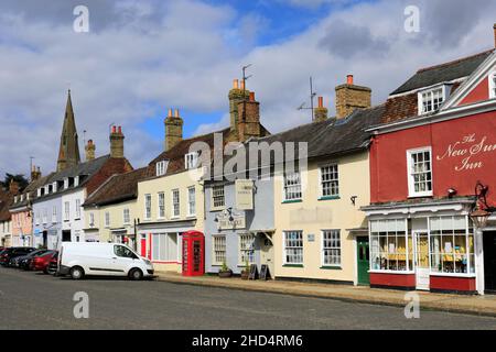 Boutiques colorées sur High Street, village de Kimbolton, Cambridgeshire; Angleterre, Royaume-Uni Banque D'Images