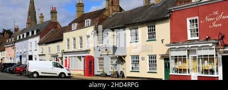 Boutiques colorées sur High Street, village de Kimbolton, Cambridgeshire; Angleterre, Royaume-Uni Banque D'Images