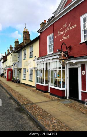 Boutiques colorées sur High Street, village de Kimbolton, Cambridgeshire; Angleterre, Royaume-Uni Banque D'Images