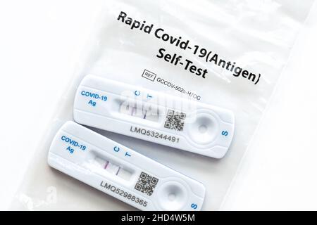 Tests de test de débit latéral positif Covid-19 stockés dans un sac à déchets en plastique - Écosse, Royaume-Uni Banque D'Images