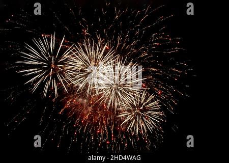 Étincelles. Feux d'artifice sur fond noir.Élément d'éclairage de Noël pour la décoration.Effet de lumière magique isolé. Banque D'Images