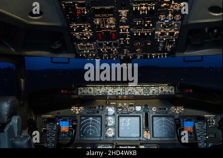 Vue générale du cockpit vide.Simulateur de vol commercial pour la formation en vol. Banque D'Images