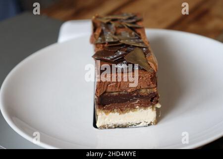 Un dessert de style gâteau d'opéra au chocolat Banque D'Images