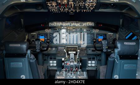 Vue générale du cockpit vide.Simulateur de vol commercial pour la formation en vol. Banque D'Images