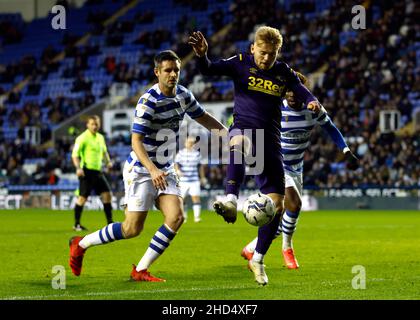 Kamil Jozwiak du comté de Derby (à droite) en action pendant le match du championnat Sky Bet au Select car Leasing Stadium, Reading.Date de la photo: Lundi 3 janvier 2022. Banque D'Images