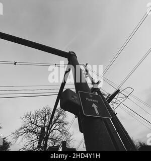 Gros plan bas angle en niveaux de gris du pôle électrique. Banque D'Images