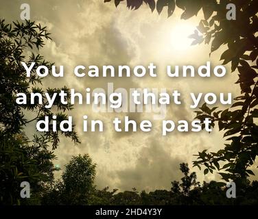 Citations motivantes et inspirantes - vous ne pouvez pas annuler quoi que vous avez fait dans le passé.Avec un fond ciel lumineux.Concept vintage Banque D'Images