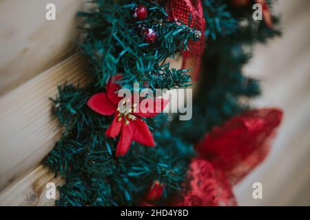 Gros plan des décorations de Noël contre un mur en bois Banque D'Images