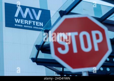 Wismar, Allemagne.03rd janvier 2022.Un panneau d'arrêt se trouve sur la route d'accès au site MV Werften.Pour l'instant, l'État de Mecklembourg-Poméranie occidentale n'a pas à verser un prêt d'aide convenu de 78 millions d'euros (88 millions de dollars US) à Genting Hong Kong, propriétaire de MV Werften.La crise à MV Werften, qui compte actuellement environ 2 000 employés et des opérations à Stralsund, Rostock et Wismar, continue d'atteindre un point critique.Credit: Jens Büttner/dpa-Zentralbild/dpa/Alay Live News Banque D'Images