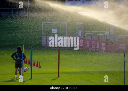 Munich, Allemagne.03rd janvier 2022.Football: Bundesliga, Serge Gnabry s'entraîne pour le début de l'entraînement du FC Bayern dans la nouvelle année.Credit: Peter Kneffel/dpa/Alay Live News Banque D'Images