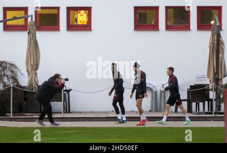 Munich, Allemagne.03rd janvier 2022.Football: Bundesliga, Alphonso Davies (l-r), Leon Goretzka et Joshua Kimmich marchent ensemble pour le début de l'entraînement du FC Bayern dans la nouvelle année.Credit: Peter Kneffel/dpa/Alay Live News Banque D'Images