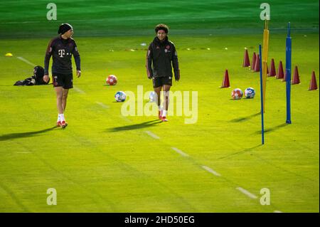 Munich, Allemagne.03rd janvier 2022.Football: Bundesliga, Leon Goretzka (l) et Serge Gnabry s'entraînent pour le début de l'entraînement du FC Bayern dans la nouvelle année.Credit: Peter Kneffel/dpa/Alay Live News Banque D'Images