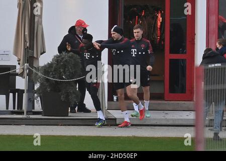 Munich, Allemagne.03rd janvier 2022.De gauche à droite : Alphonso DAVIES (FC Bayern Munich), Leon GORETZKA (FC Bayern Munich), Joshua KIMMICH (FC Bayern Munich), FC Bayern Munich.Formation le 3rd janvier 2022, crédit : dpa/Alay Live News Banque D'Images