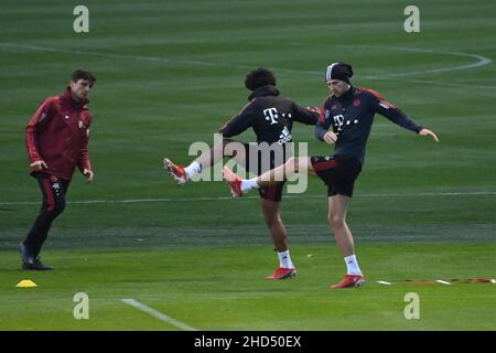 Munich, Allemagne.03rd janvier 2022.Serge GNABREY (FC Bayern Munich), Leon GORETZKA (FC Bayern Munich), FC Bayern Munich début de l'entraînement.Formation le 3rd janvier 2022, crédit : dpa/Alay Live News Banque D'Images