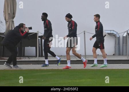 Munich, Allemagne.03rd janvier 2022.De gauche à droite : Alphonso DAVIES (FC Bayern Munich), Leon GORETZKA (FC Bayern Munich), Joshua KIMMICH (FC Bayern Munich), FC Bayern Munich.Formation le 3rd janvier 2022, crédit : dpa/Alay Live News Banque D'Images