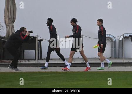 Munich, Allemagne.03rd janvier 2022.De gauche à droite : Alphonso DAVIES (FC Bayern Munich), Leon GORETZKA (FC Bayern Munich), Joshua KIMMICH (FC Bayern Munich), début de l'entraînement FC Bayern Munich.Formation le 3rd janvier 2022, crédit : dpa/Alay Live News Banque D'Images