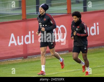 Munich, Allemagne.03rd janvier 2022.Football: Bundesliga, Leon Goretzka (l) et Serge Gnabry s'entraînent pour le début de l'entraînement du FC Bayern dans la nouvelle année.Credit: Peter Kneffel/dpa/Alay Live News Banque D'Images