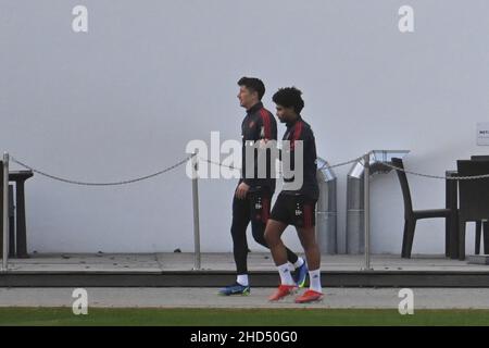 Munich, Allemagne.03rd janvier 2022.De gauche à droite : Robert LEWANDOWSKI (FC Bayern Munich), Serge GNABROY (FC Bayern Munich), FC Bayern Munich, début de l'entraînement.Formation le 3rd janvier 2022, crédit : dpa/Alay Live News Banque D'Images