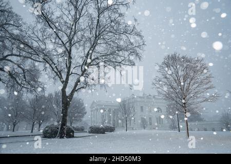 Washington, États-Unis.03rd janvier 2022.La neige tombe à la Maison-Blanche lors d'une tempête hivernale qui frappe la région du Moyen-Atlantique qui couvre Washington, DC, le lundi 3 janvier 2022.Photo de Ken Cedeno/UPI crédit: UPI/Alay Live News Banque D'Images