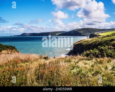 Vue depuis le sentier du littoral vers la côte galloise sur Tresaith dans Ceredigion. Banque D'Images