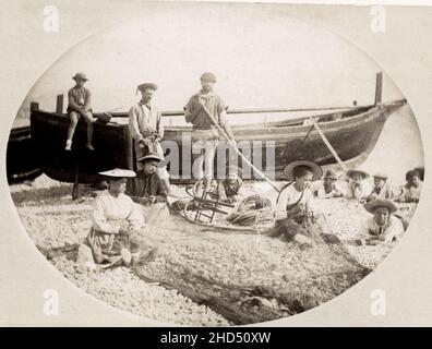 Photographie vintage du 19th siècle : femmes lavant des vêtements dans un ruisseau, Menton, France Banque D'Images