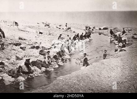 Photographie vintage du 19th siècle : femmes lavant des vêtements dans un ruisseau, Menton, France Banque D'Images