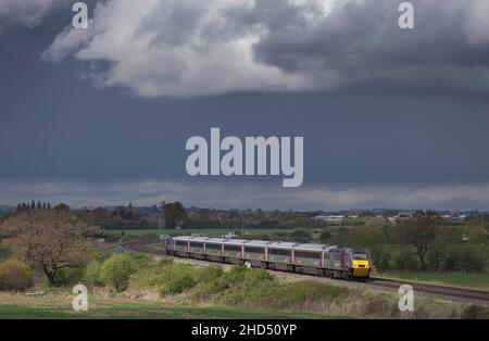 Trains de cross-country train à grande vitesse ( Intercity 125 ) traversant la campagne du Gloucestershire avec espace de copie dans un ciel noir Banque D'Images