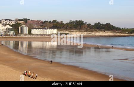 Marcheurs matinaux sur la plage à marée basse Sardinero Santander Cantabria Espagne hiver Banque D'Images