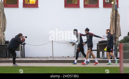 Munich, Allemagne.03rd janvier 2022.Football: Bundesliga, Alphonso Davies (l-r), Leon Goretzka et Joshua Kimmich marchent ensemble pour le début de l'entraînement du FC Bayern dans la nouvelle année.Credit: Peter Kneffel/dpa/Alay Live News Banque D'Images