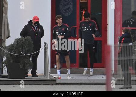 Munich, Allemagne.03rd janvier 2022.Thomas MUELLER (MULLER, FC Bayern Munich), Malik TILLMAN (FC Bayern Munich).Début de la formation FC Bayern Munich.Formation le 3rd janvier 2022, crédit : dpa/Alay Live News Banque D'Images