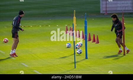 Munich, Allemagne.03rd janvier 2022.Football: Bundesliga, Leon Goretzka (l) et Serge Gnabry s'entraînent pour le début de l'entraînement du FC Bayern dans la nouvelle année.Credit: Peter Kneffel/dpa/Alay Live News Banque D'Images