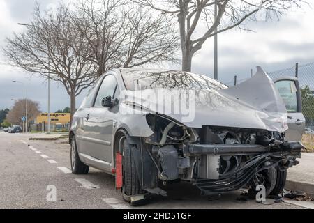 Palma de Mallorca, Espagne; janvier 02 2022: Voiture Peugeot abandonnée et naufrée dans un parc industriel de la ville de Palma de Majorque, Espagne Banque D'Images