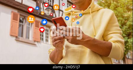Homme utilisant le concept d'application de médias sociaux de smartphone.Homme regardant la vidéo en ligne donnant des aime Banque D'Images