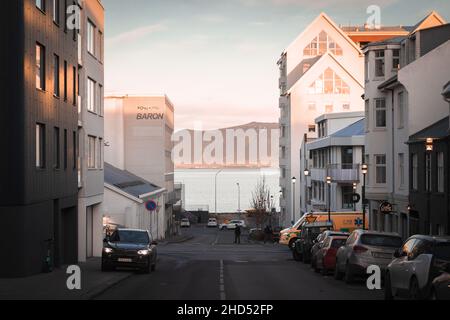 Rue menant à l'eau à Rekjavik Banque D'Images