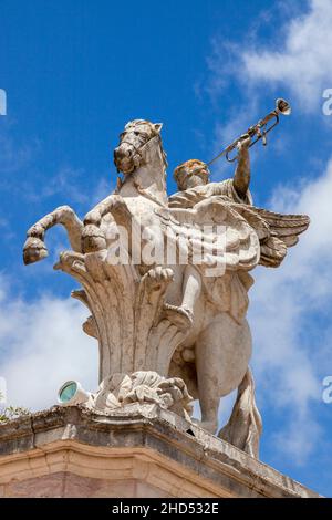 Statue de phème dans les jardins, le Palais de Queluz, Lisbonne, Portugal, au sud ouest de l'Europe Banque D'Images