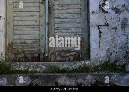 Ancienne maison rurale traditionnelle fenêtre en bois avec volets sur un mur en pierre fait à la main à Leonidio, Arcadia Péloponnèse, Grèce. Banque D'Images