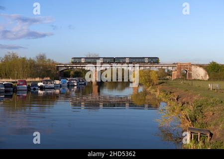 Premier train turbo de classe 165 de Great Western Railway à Eckington viaduc reflété dans la rivière Avon) Banque D'Images