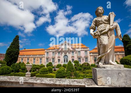 Statue et façade de cérémonie du corps de Logis, Palacio de Queluz, Lisbonne, Portugal, péninsule ibérique,Europe du Sud-Ouest Banque D'Images