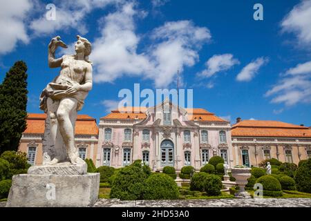 Statue et façade de cérémonie du corps de Logis, Palacio de Queluz, Lisbonne, Portugal, péninsule ibérique,Europe du Sud-Ouest Banque D'Images