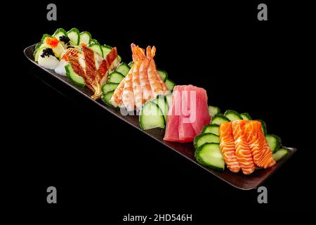 Set de sashimi avec saumon cru, thon, anguille d'unagi grillée Banque D'Images