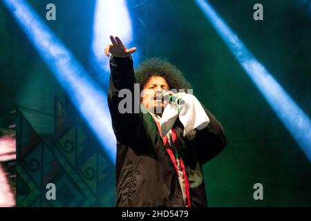 L'agrupation colombienne de Hip-Hop Alcolirykoz composée de cousins Juan Carlos Fonnegra 'Gambeta' et Carlos Andres 'Kaztro' se produit lors du concert de rock de la nuit d'ouverture au Carnaval de Blancos y Negros le 2 janvier 2022 à Pasto - Nariño, Colombie.Ce carnaval reconnu par l'UNESCO a lieu chaque année en janvier dans la ville de Pasto, dans le sud des Andes.Le 'Carnaval de Negros y Blancos' a ses origines dans un mélange d'expressions culturelles amazoniennes, andines et du Pacifique par l'art, les danses, la musique et les fêtes culturelles. Banque D'Images