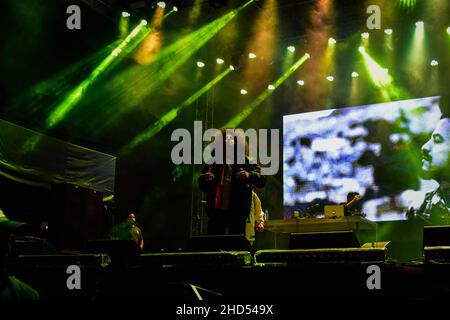 L'agrupation colombienne de Hip-Hop Alcolirykoz composée de cousins Juan Carlos Fonnegra 'Gambeta' et Carlos Andres 'Kaztro' se produit lors du concert de rock de la nuit d'ouverture au Carnaval de Blancos y Negros le 2 janvier 2022 à Pasto - Nariño, Colombie.Ce carnaval reconnu par l'UNESCO a lieu chaque année en janvier dans la ville de Pasto, dans le sud des Andes.Le 'Carnaval de Negros y Blancos' a ses origines dans un mélange d'expressions culturelles amazoniennes, andines et du Pacifique par l'art, les danses, la musique et les fêtes culturelles. Banque D'Images