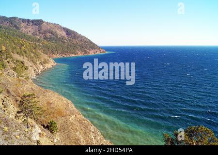 La côte abrupte du lac Baikal par une journée ensoleillée Banque D'Images